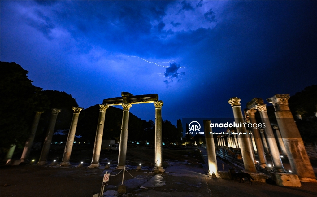 Efes Antik Kenti'nde şimşekler gökyüzünü aydınlattı