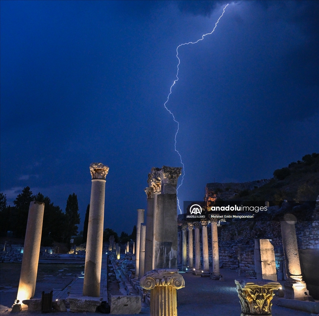 Efes Antik Kenti'nde şimşekler gökyüzünü aydınlattı