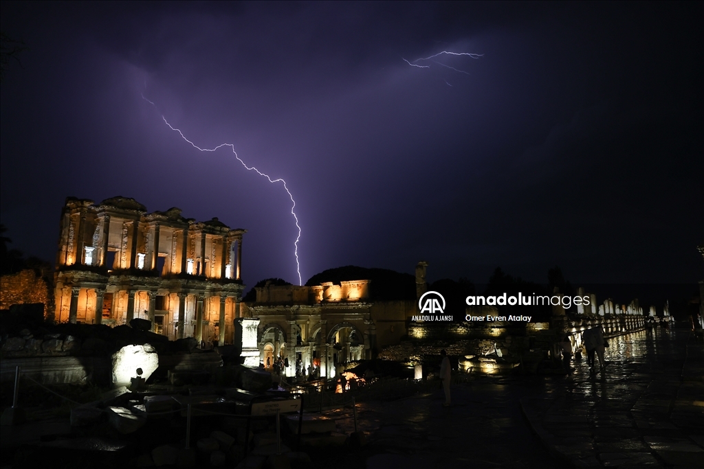 Efes Antik Kenti'nde şimşekler gökyüzünü aydınlattı