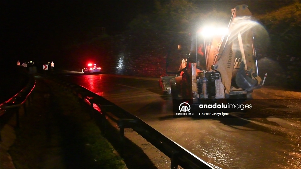 Sağanak nedeniyle kapanan Düzce-Akçakoca kara yolunda ulaşım sağlanmaya başlandı