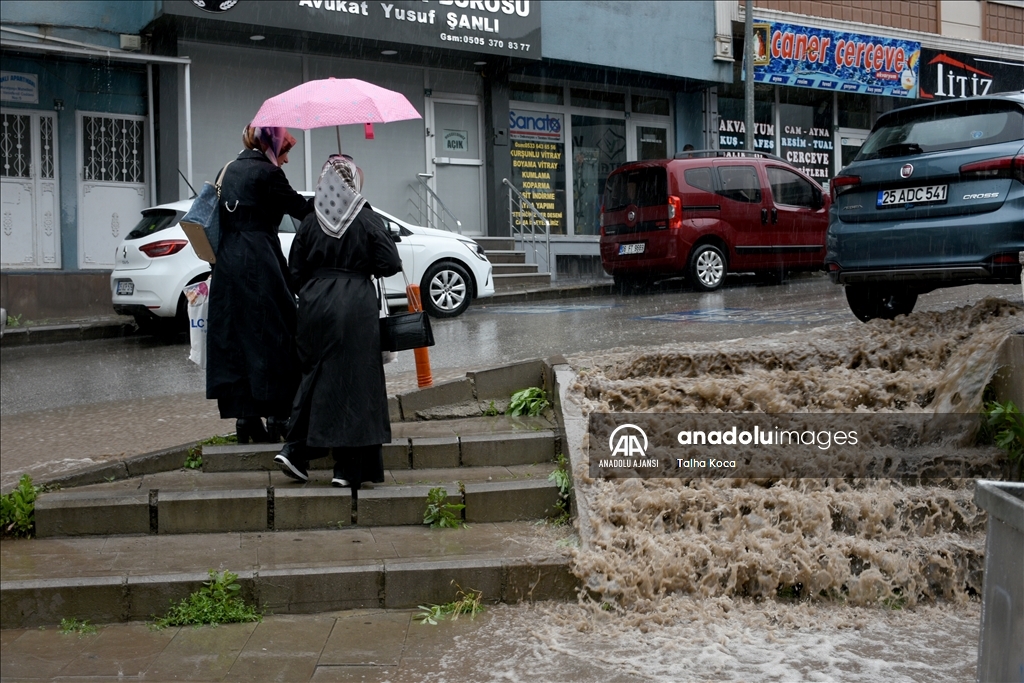 Erzurum'da sağanak su baskınlarına neden oldu 