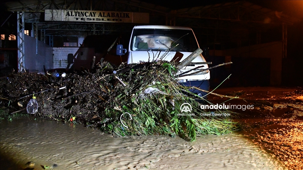 Düzce'deki sağanak kırsalda derelerin taşmasına neden oldu