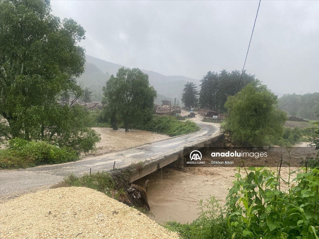 Düzce kırsalında sağanak nedeniyle dereler taştı, bazı yollar kapatıldı
