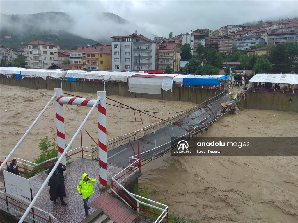 Zonguldak'ta sağanak hayatı olumsuz etkiliyor