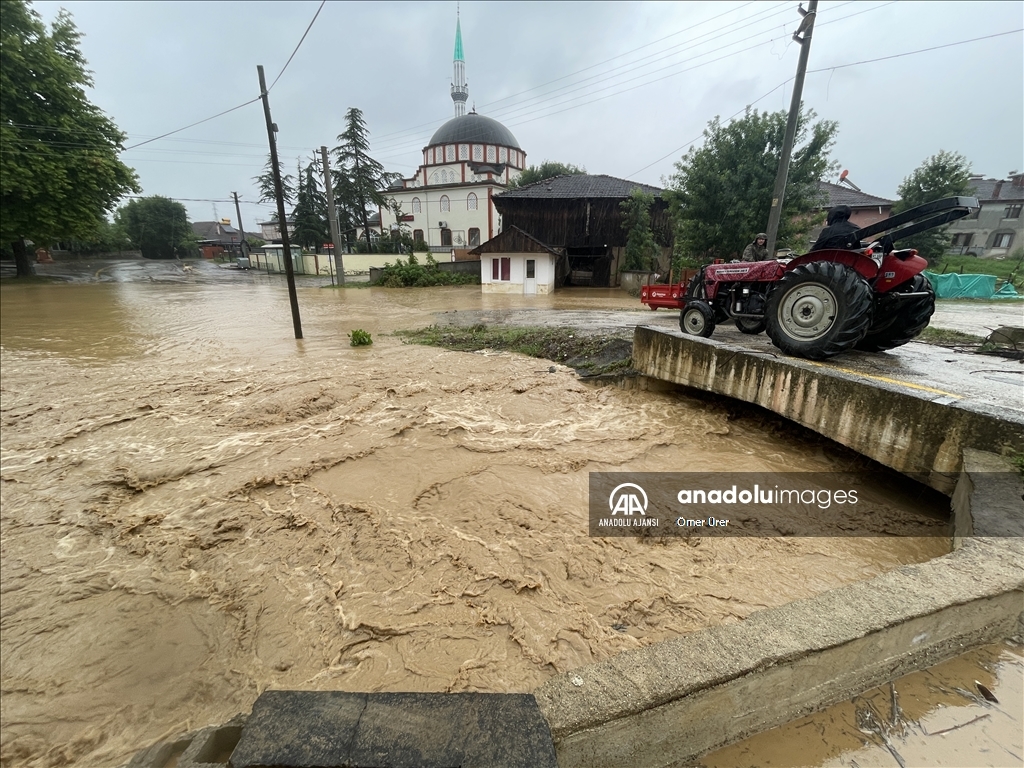 Düzce kırsalında sağanak nedeniyle dereler taştı, bazı yollar kapatıldı