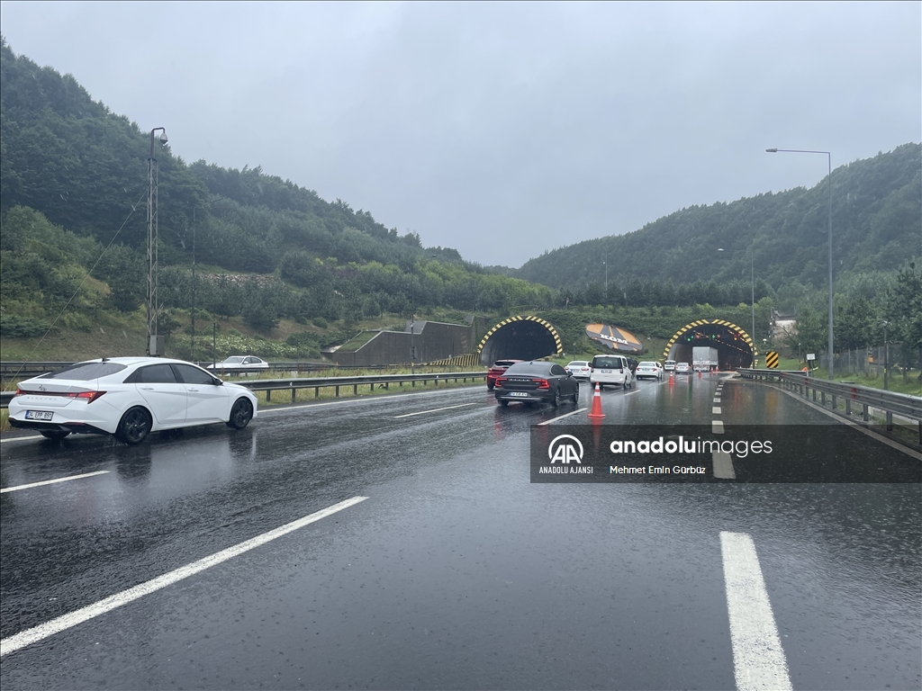 Sağanak nedeniyle Anadolu Otoyolu'na taşan su ulaşımı aksattı