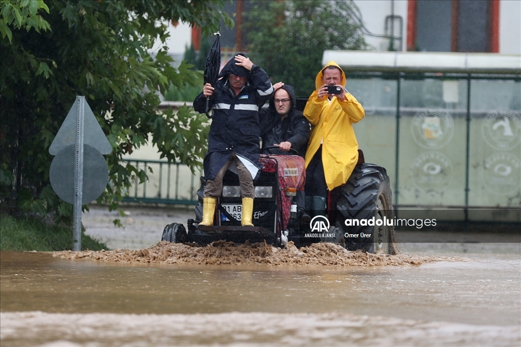 Düzce kırsalında sağanak nedeniyle dereler taştı, bazı yollar kapatıldı