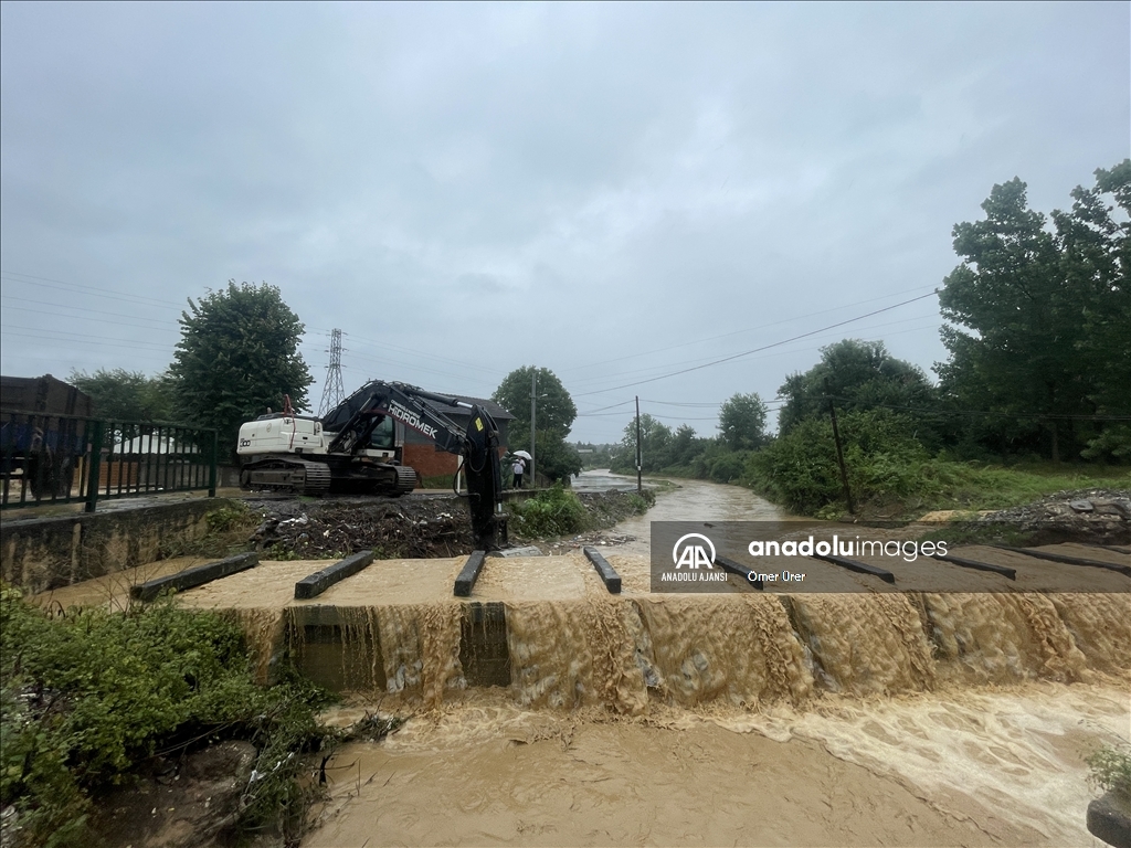 Düzce kırsalında sağanak nedeniyle dereler taştı, bazı yollar kapatıldı