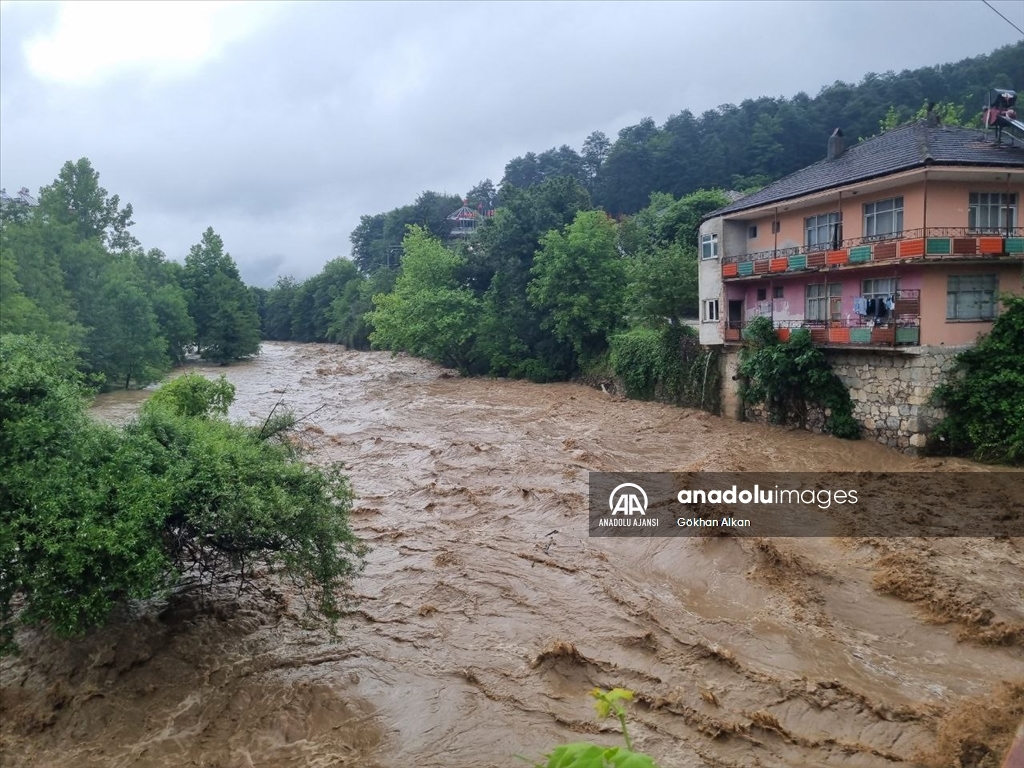 Düzce kırsalında sağanak nedeniyle dereler taştı, bazı yollar kapatıldı