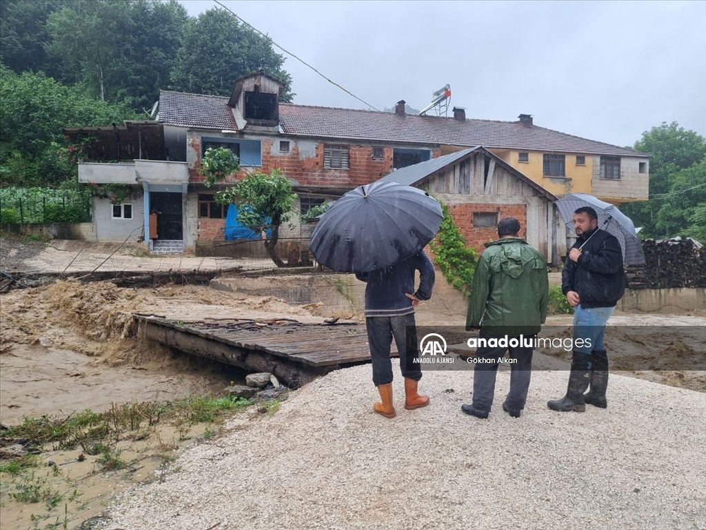 Düzce kırsalında sağanak nedeniyle dereler taştı, bazı yollar kapatıldı