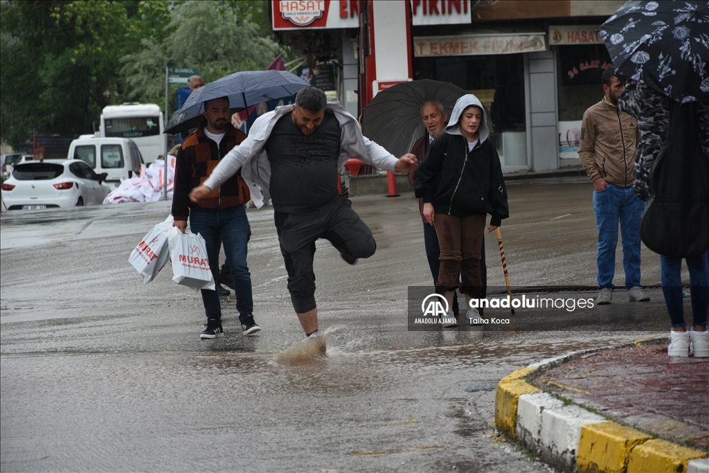 Erzurum'da sağanak su baskınlarına neden oldu 