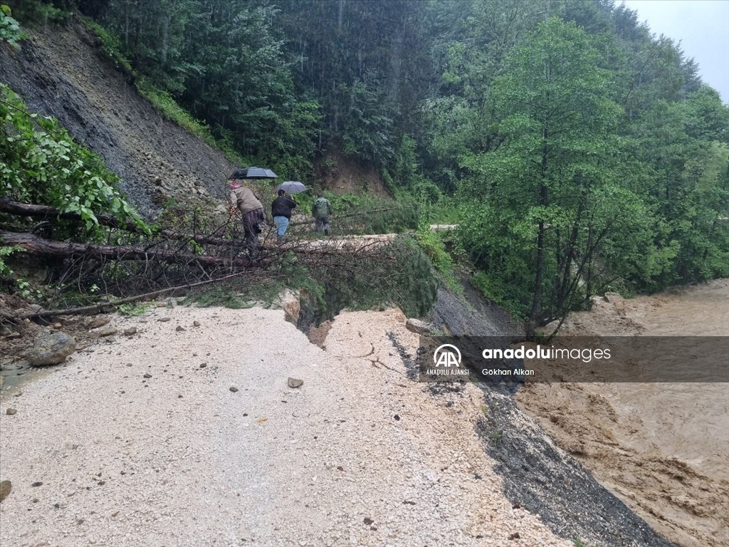 Düzce kırsalında sağanak nedeniyle dereler taştı, bazı yollar kapatıldı