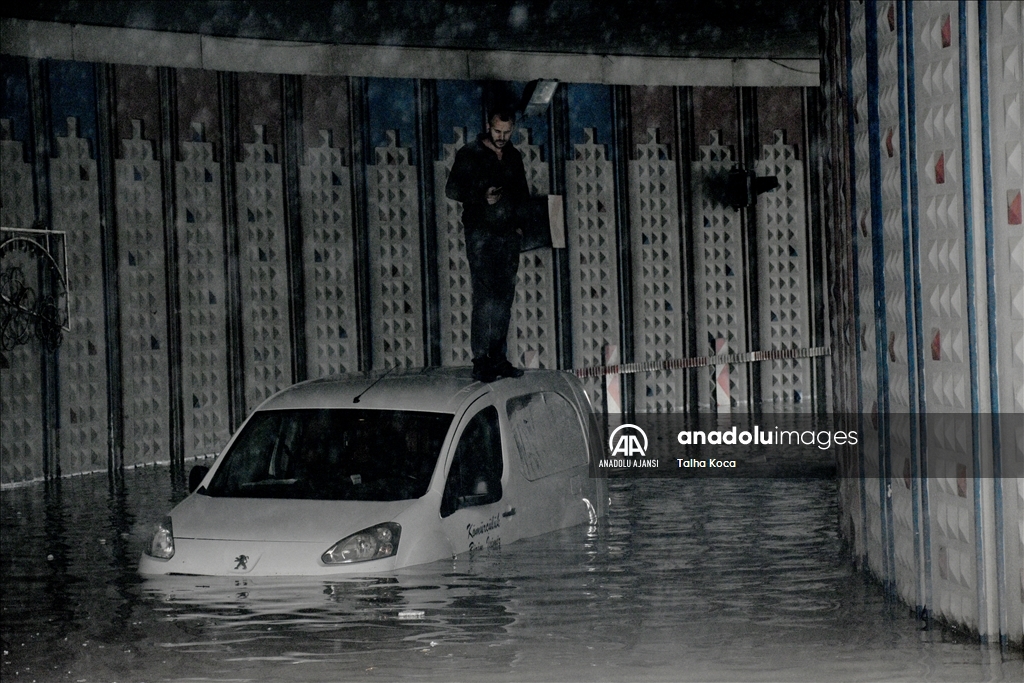 Erzurum'da sağanak su baskınlarına neden oldu 