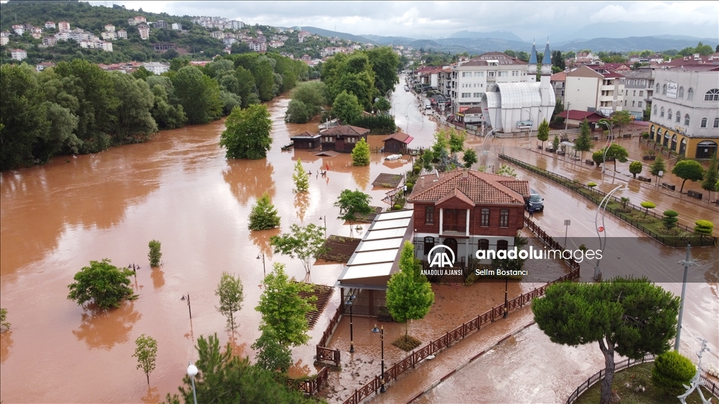 Bartın'da sel sularının çekildiği bölgelerde temizlik çalışmasına başlandı