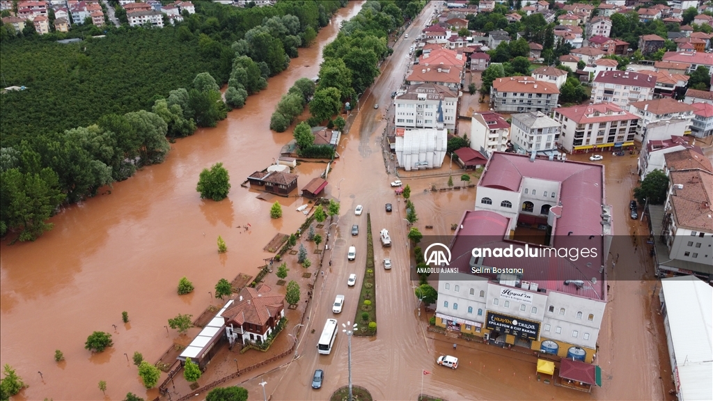 Bartın'da sel sularının çekildiği bölgelerde temizlik çalışmasına başlandı