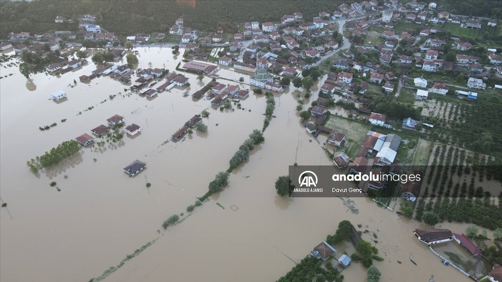 Düzce'de tamamı sular altında kalan İçmeler köyü
