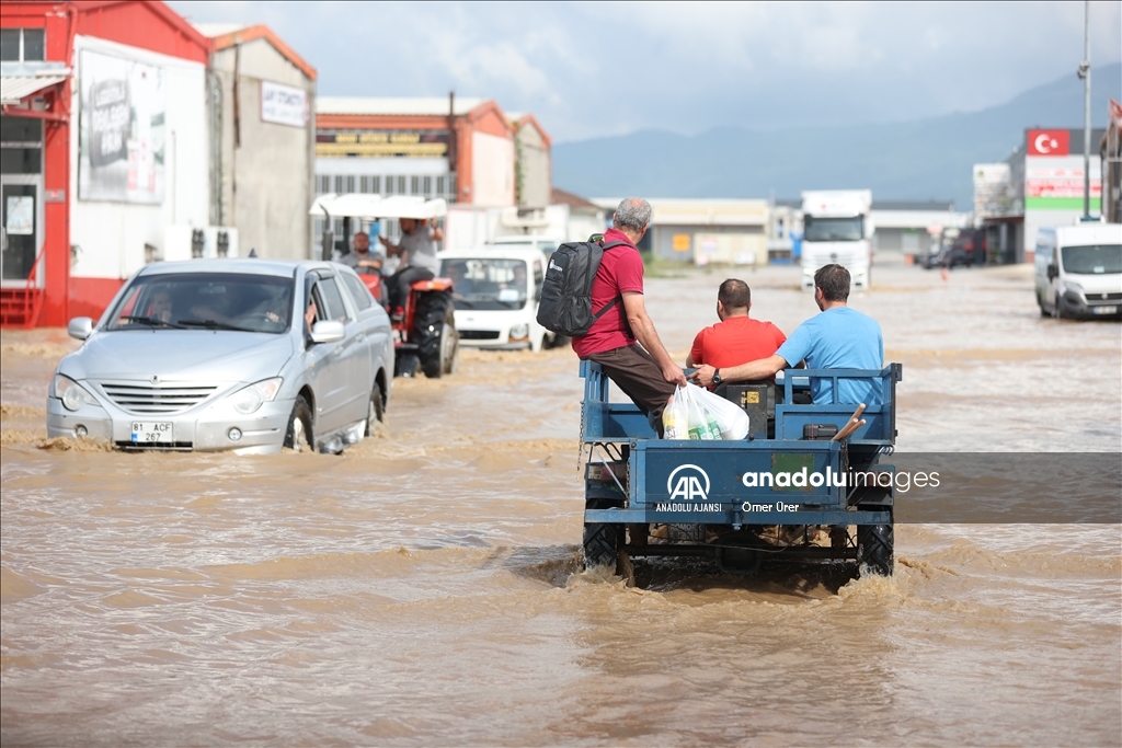 Düzce'de sular altında kalan sanayi sitesinin esnafı, araç ve malzemeleri tahliye ediyor