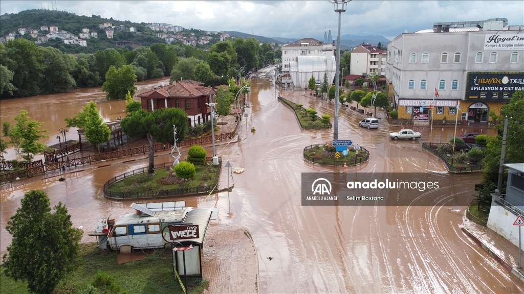 Bartın'da sel sularının çekildiği bölgelerde temizlik çalışmasına başlandı