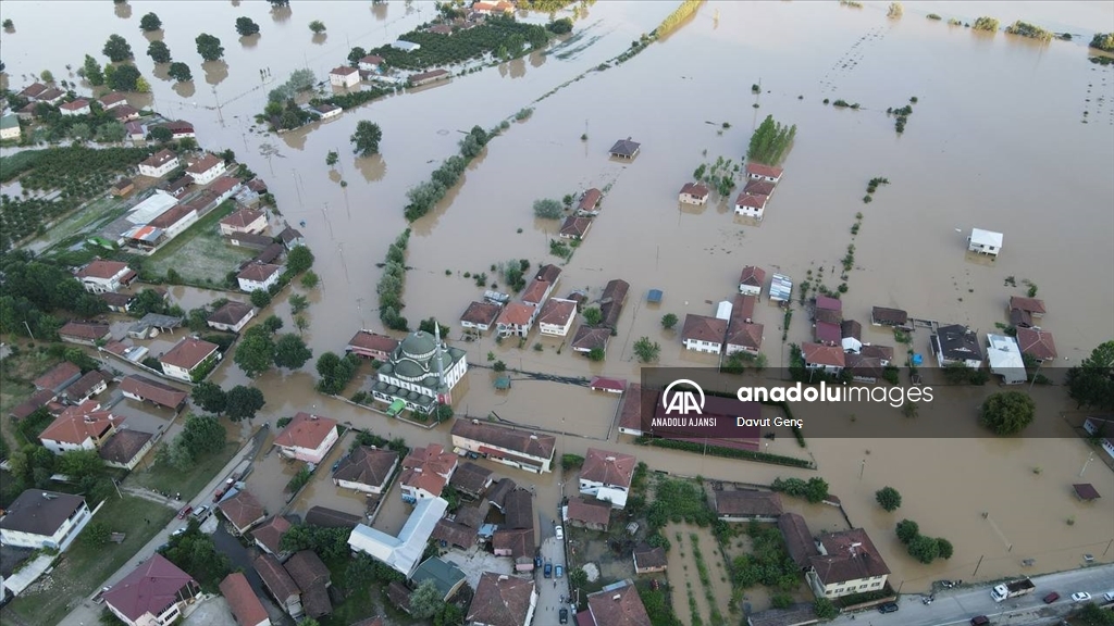 Düzce'de tamamı sular altında kalan İçmeler köyü