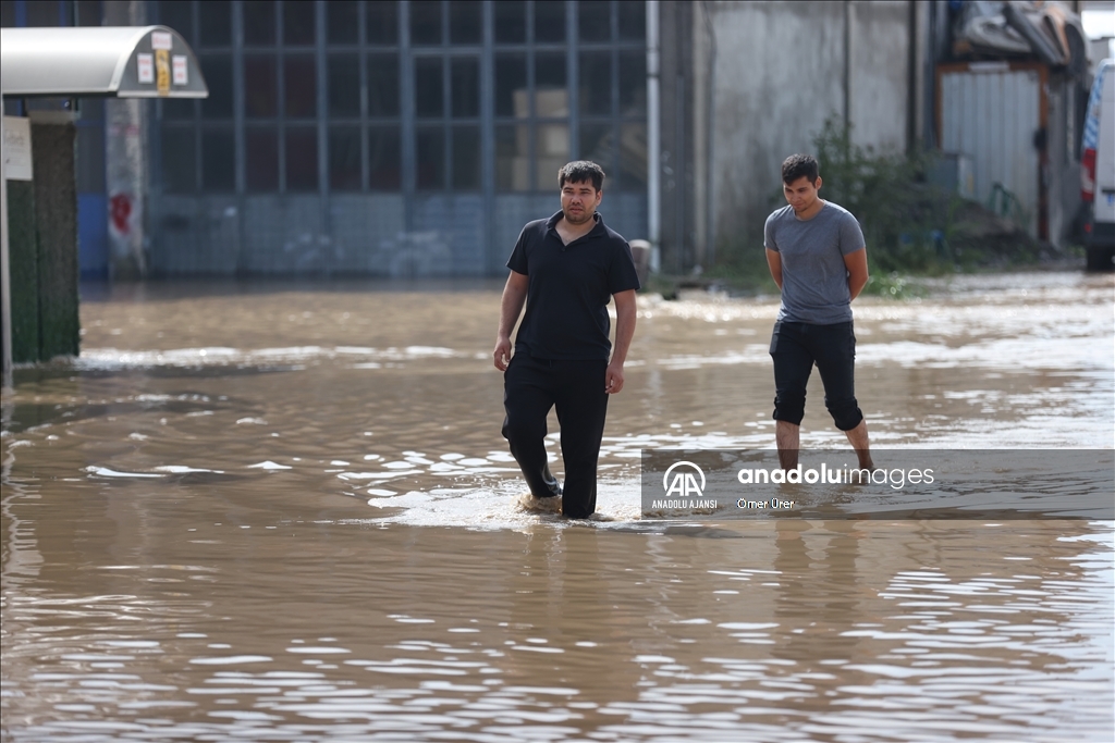 Düzce'de sular altında kalan sanayi sitesinin esnafı, araç ve malzemeleri tahliye ediyor