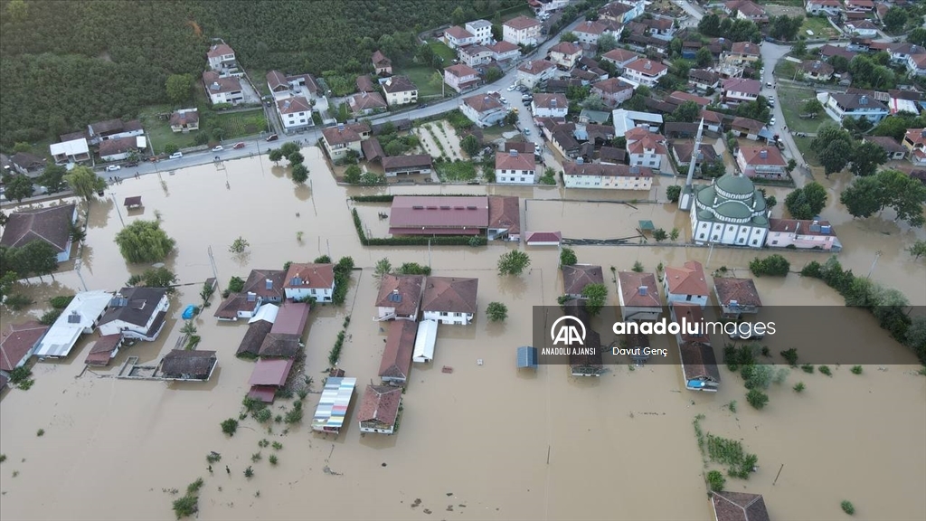 Düzce'de tamamı sular altında kalan İçmeler köyü