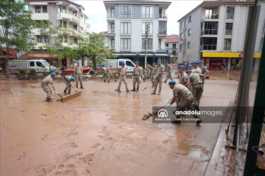 Bartın'da sel sularının çekildiği bölgelerde temizliğe başlandı