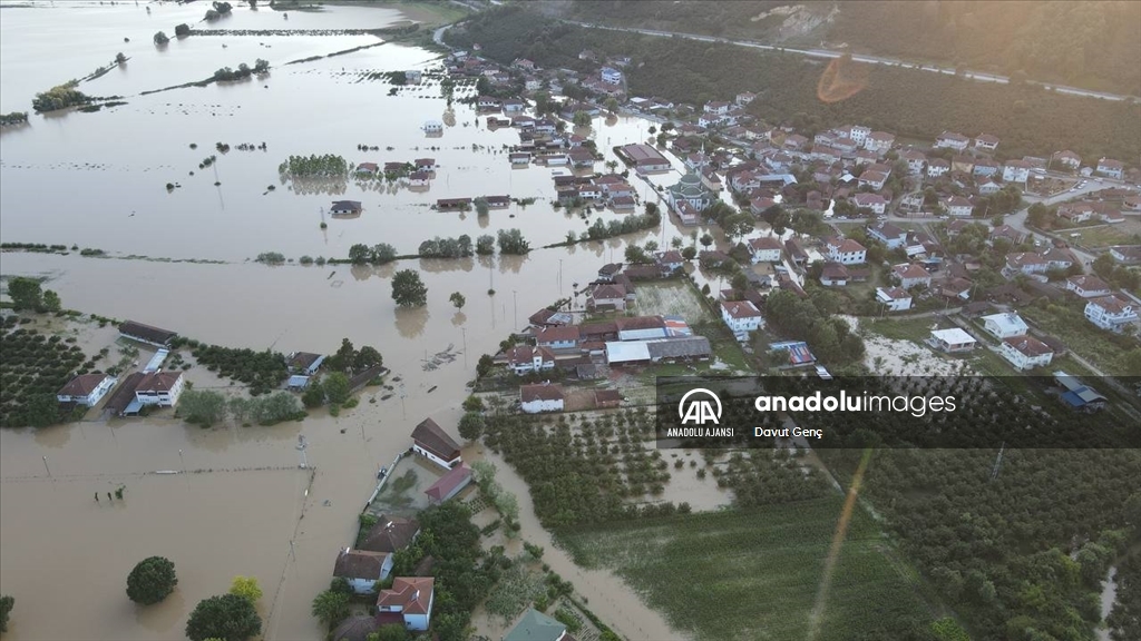 Düzce'de tamamı sular altında kalan İçmeler köyü
