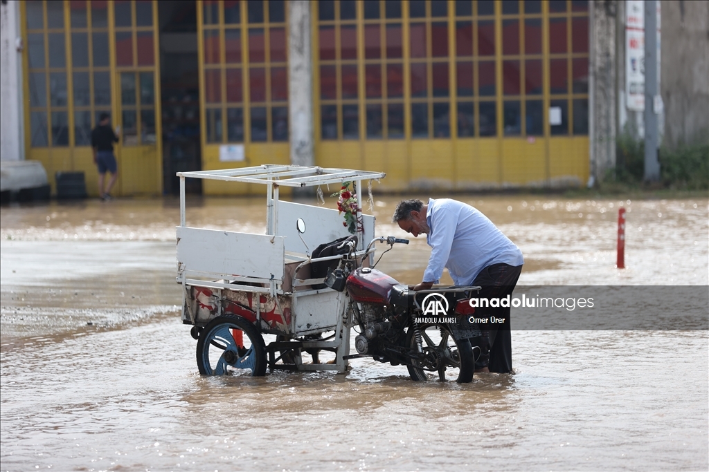 Düzce'de sular altında kalan sanayi sitesinin esnafı, araç ve malzemeleri tahliye ediyor
