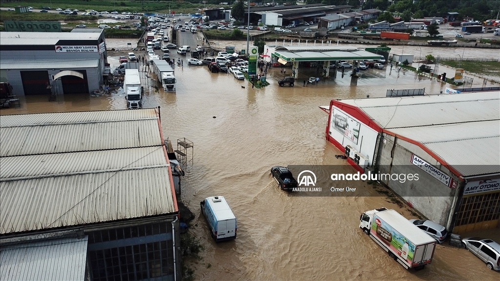 Düzce'de sular altında kalan sanayi sitesinin esnafı, araç ve malzemeleri tahliye ediyor