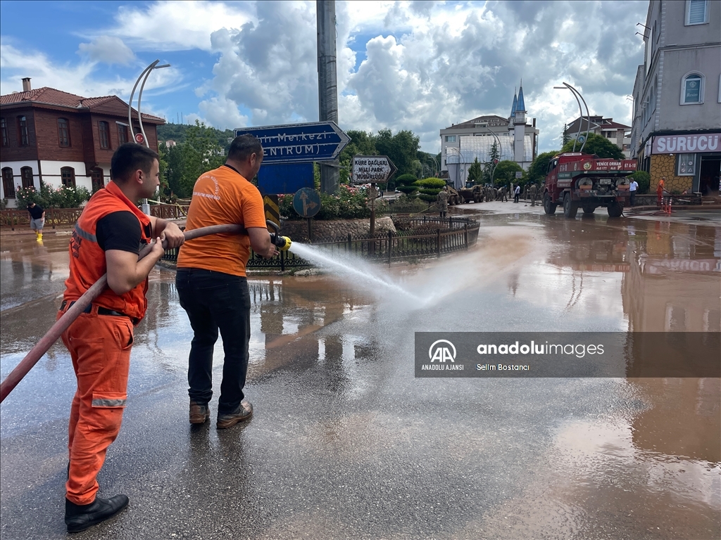 Bartın'da sel sularının çekildiği bölgelerde temizliğe başlandı 