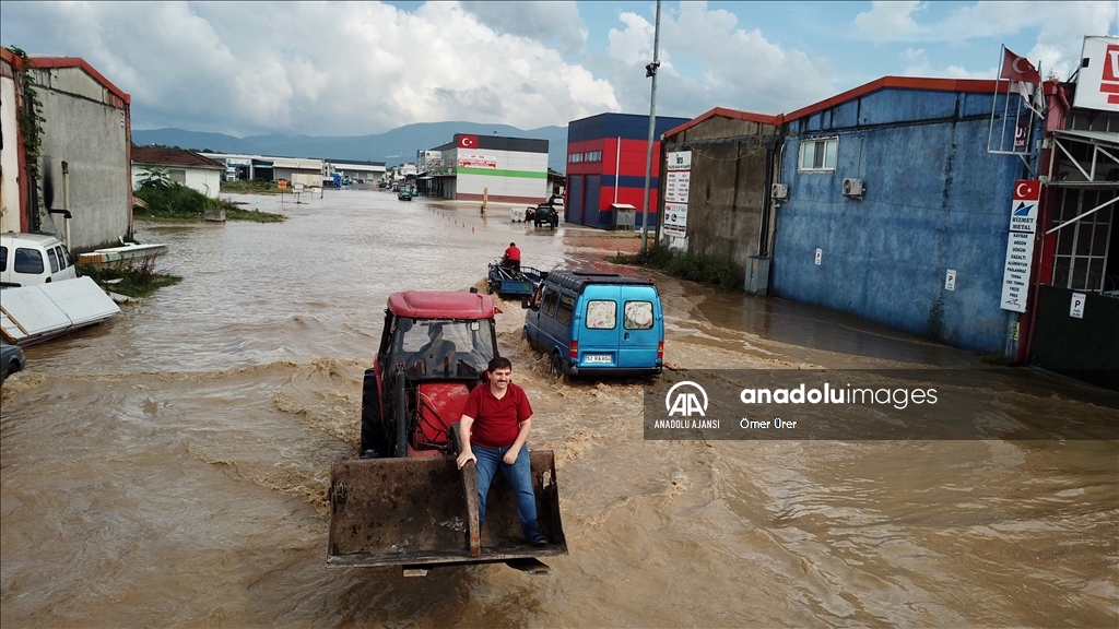 Düzce'de sular altında kalan sanayi sitesinin esnafı, araç ve malzemeleri tahliye ediyor