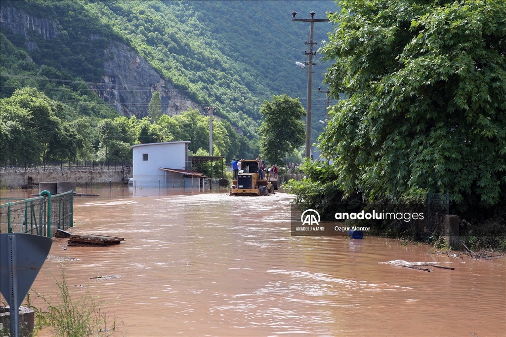 Kastamonu'nun Cide ilçesinde şiddetli yağış su baskınlarına neden oldu