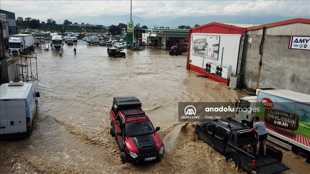 Düzce'de sular altında kalan sanayi sitesinin esnafı, araç ve malzemeleri tahliye ediyor