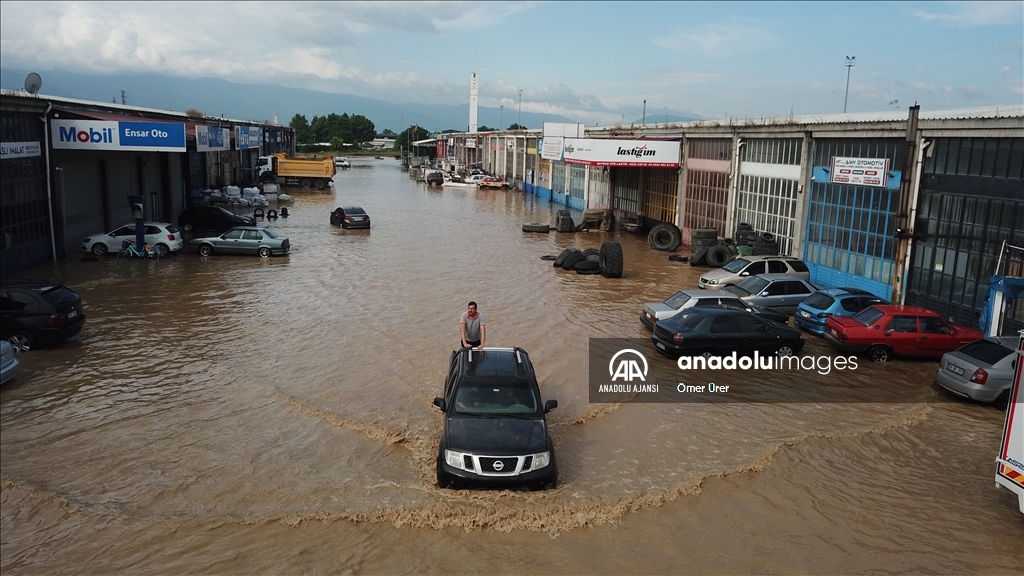 Düzce'de sular altında kalan sanayi sitesinin esnafı, araç ve malzemeleri tahliye ediyor