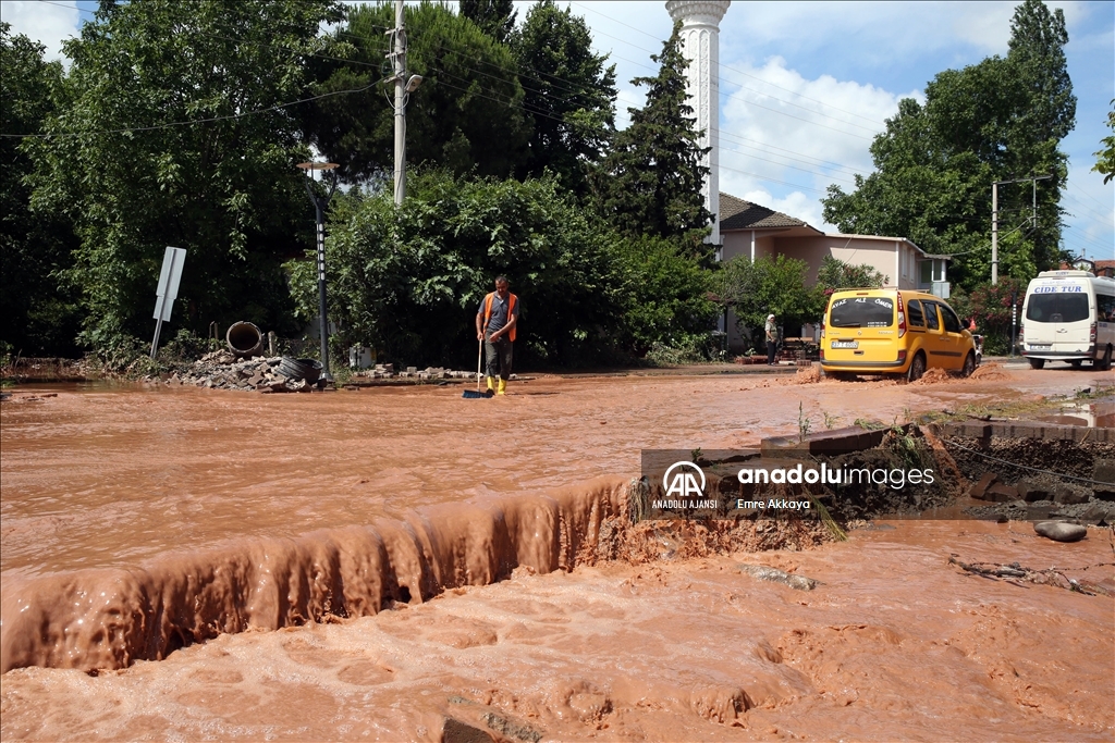 Kastamonu'nun Cide ilçesinde şiddetli yağış su baskınlarına neden oldu