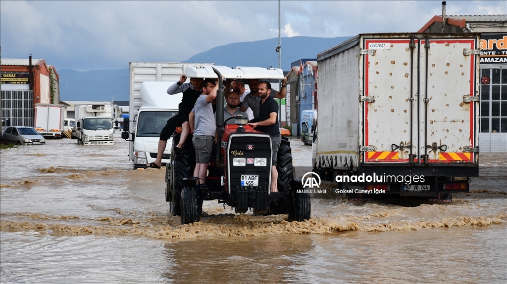 Düzce'de sular altında kalan sanayi sitesinin esnafı, araç ve malzemeleri tahliye ediyor