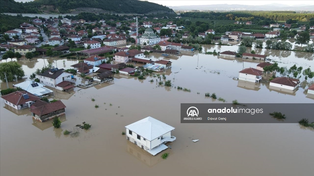 Düzce'de tamamı sular altında kalan İçmeler köyü
