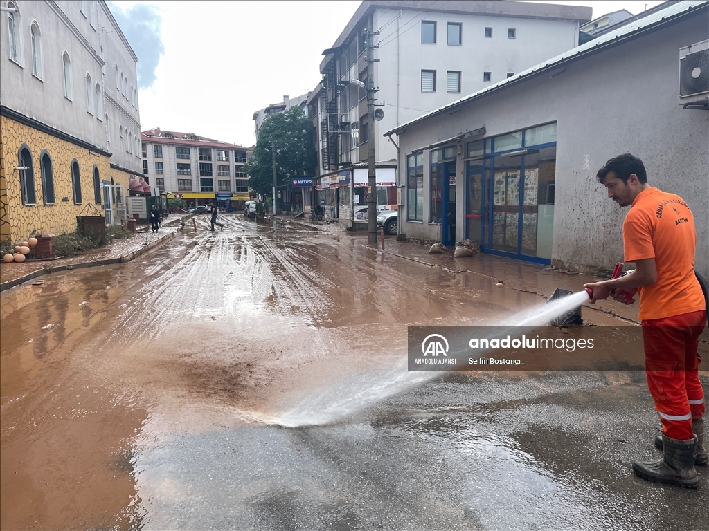 Bartın'da sel sularının çekildiği bölgelerde temizliğe başlandı 