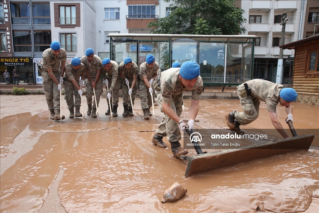 Bartın'da sel sularının çekildiği bölgelerde temizliğe başlandı