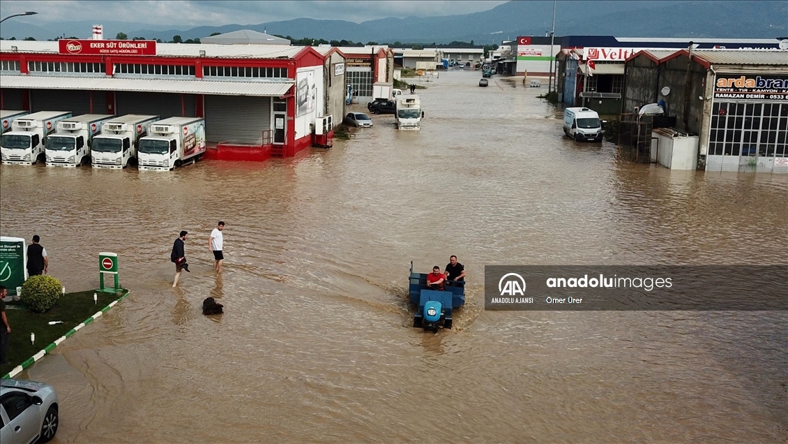 Düzce'de sular altında kalan sanayi sitesinin esnafı, araç ve malzemeleri tahliye ediyor