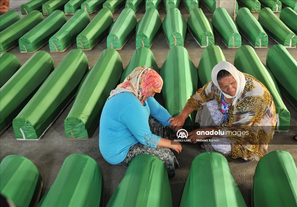 Srebrenitsa soykırımının kurbanları toprağa verildi