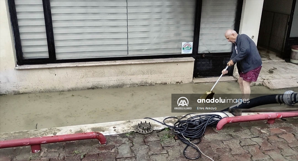 Kastamonu'nun Cide ilçesinde şiddetli yağış su baskınlarına neden oldu