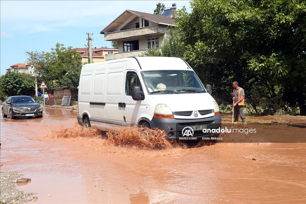 Kastamonu'nun Cide ilçesinde şiddetli yağış su baskınlarına neden oldu