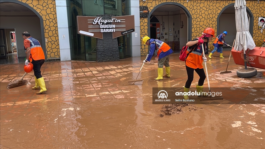 Bartın'da sel sularının çekildiği bölgelerde temizliğe başlandı 