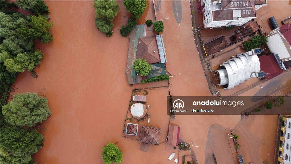 Bartın'da sel sularının çekildiği bölgelerde temizlik çalışmasına başlandı
