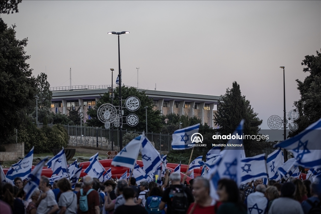 Netanyahu hükümeti tartışmalı tasarıyı Meclise getirirken karşıt protestolar da başladı