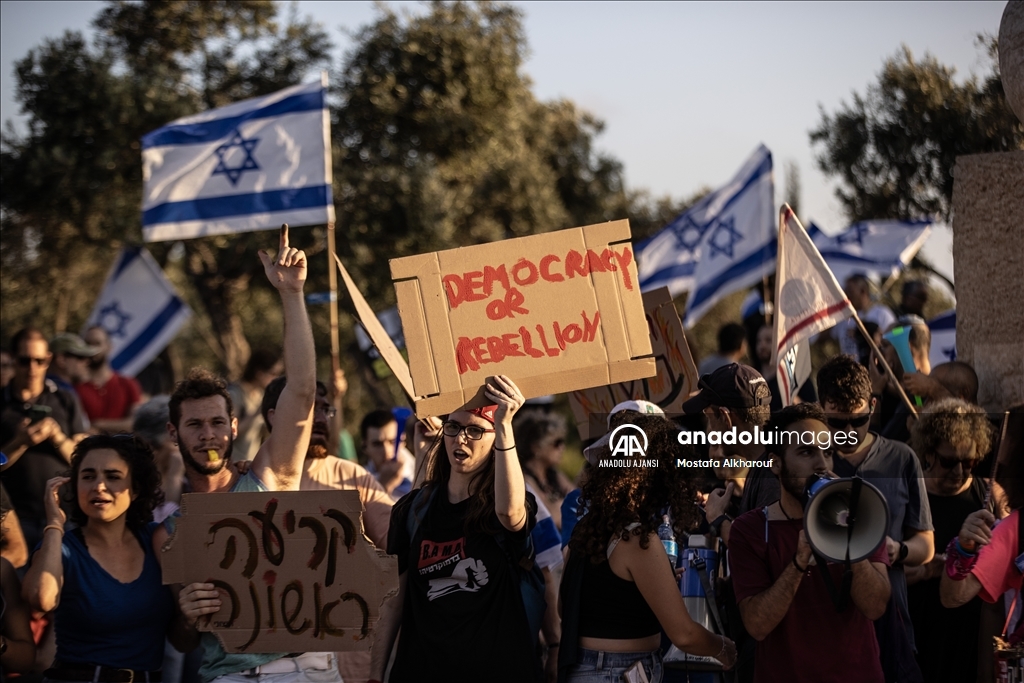 Netanyahu hükümeti tartışmalı tasarıyı Meclise getirirken karşıt protestolar da başladı