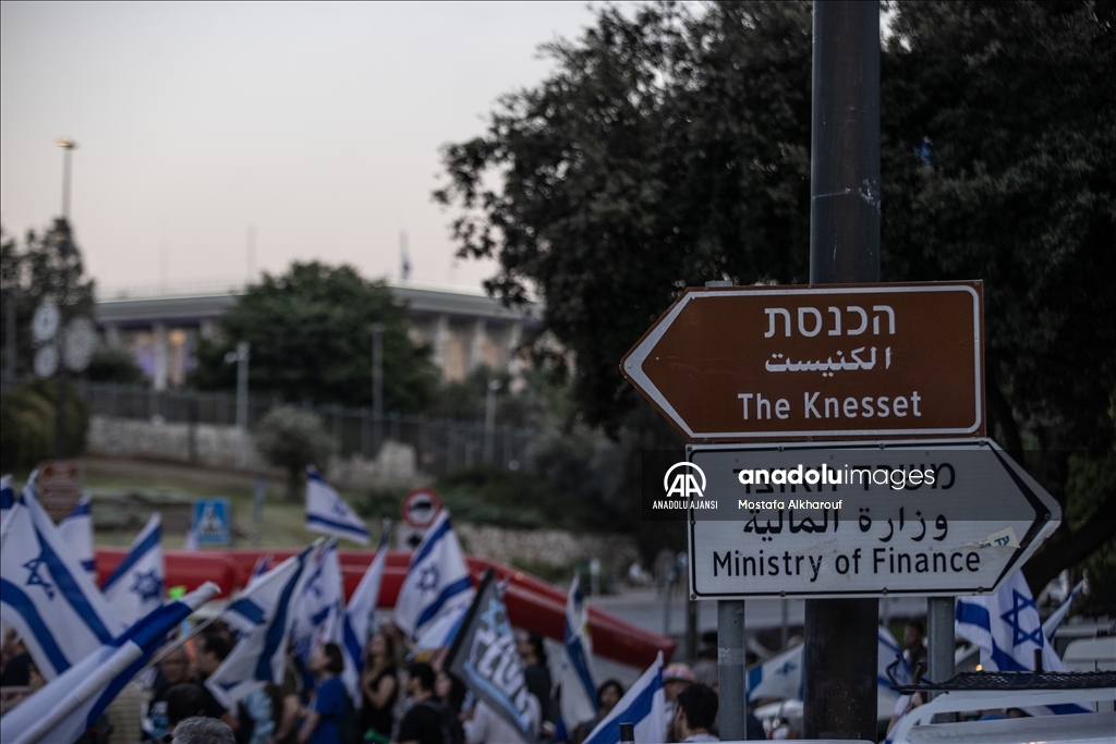 Netanyahu hükümeti tartışmalı tasarıyı Meclise getirirken karşıt protestolar da başladı