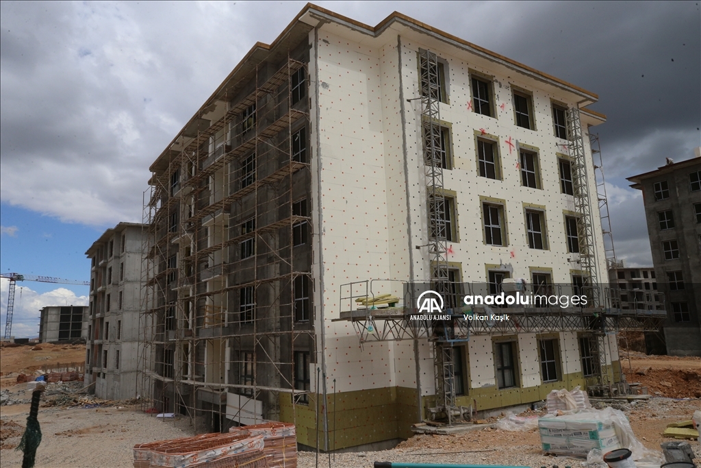 Malatya'da kaba inşaatı tamamlanan deprem konutlarında dış cephe çalışmaları hızla ilerliyor