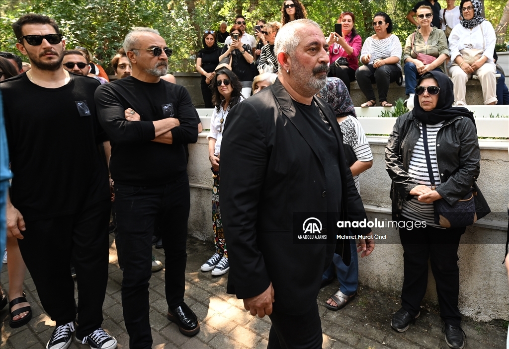 Sanatçı Özkan Uğur son yolculuğuna uğurlandı